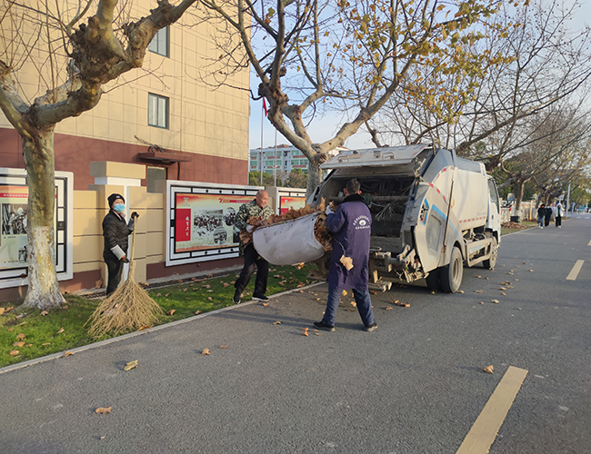 初冬落葉多淮海環(huán)衛(wèi)職工保潔忙.jpg