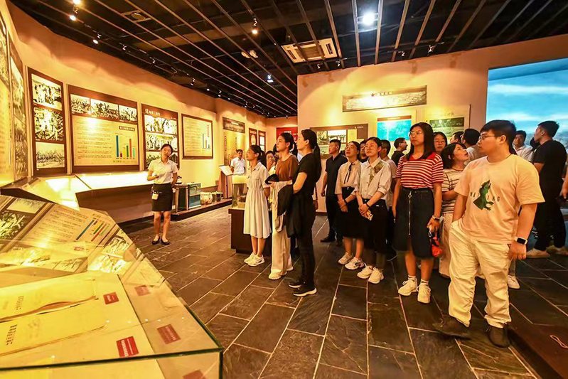 射陽縣紀委組織年輕紀檢監(jiān)察干部到淮海開展廉政教育.jpg