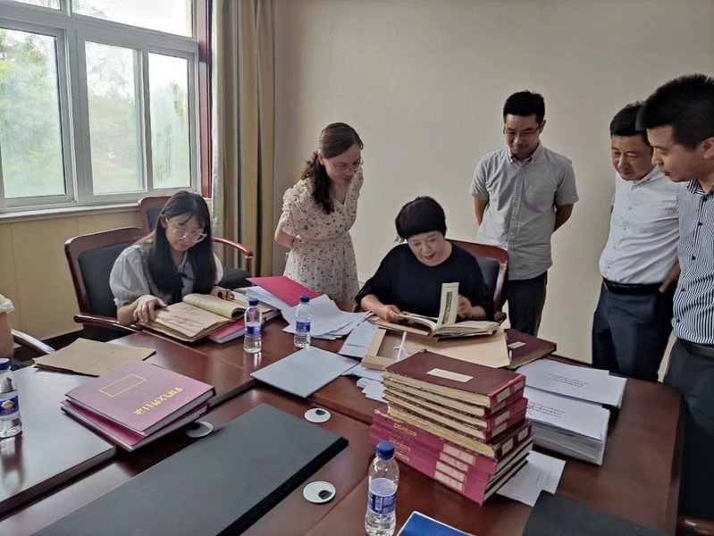 射陽縣檔案館來淮海檢查檔案數字化工作.jpg